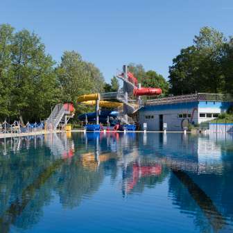 Swimming pool with water slides and bathhouse at the Mühleholz outdoor pool in Vaduz